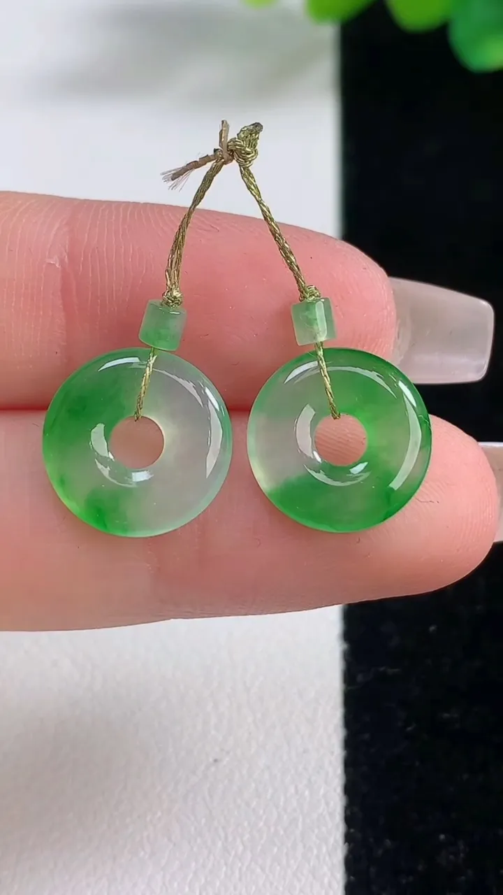 天然A货翡翠平安环吊坠一对，尺寸12.3-2.2，重量:1.55g
12月11日