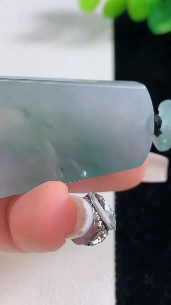 天然A货翡翠冰种飘花仿古无事牌吊坠，尺寸39-23.5-5.9，重量:15.83g
12月11日