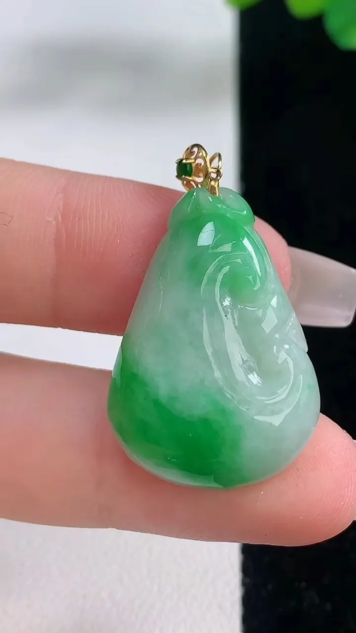 天然A货翡翠如意吊坠，尺寸27.2-19.2-5.5，重量:5.15g
12月11日