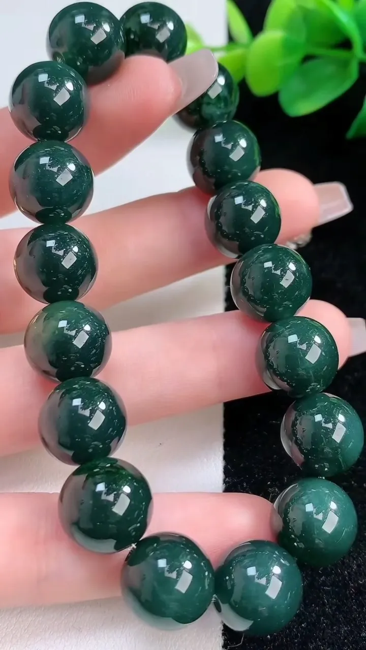天然A货翡翠圆珠手串，尺寸12.3，重:56.66g12月11日
工厂直销收藏佳品,种好水足，色泽均匀，有种有色，上手高大气！