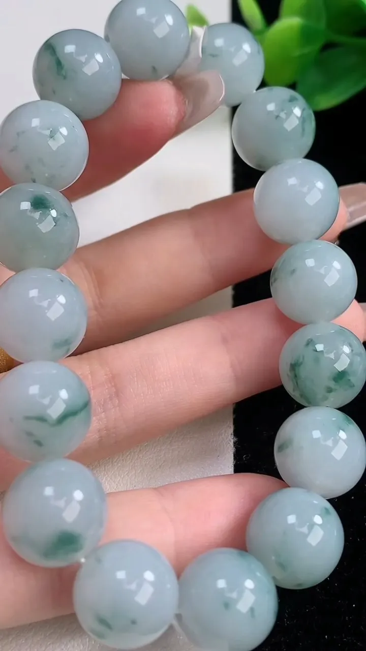 天然A货翡翠飘花圆珠手串，尺寸12.5-16颗，重量:56.95g12月11日
工厂直销收藏佳品,种好水足，色泽均匀，有种有色，上手高大气！