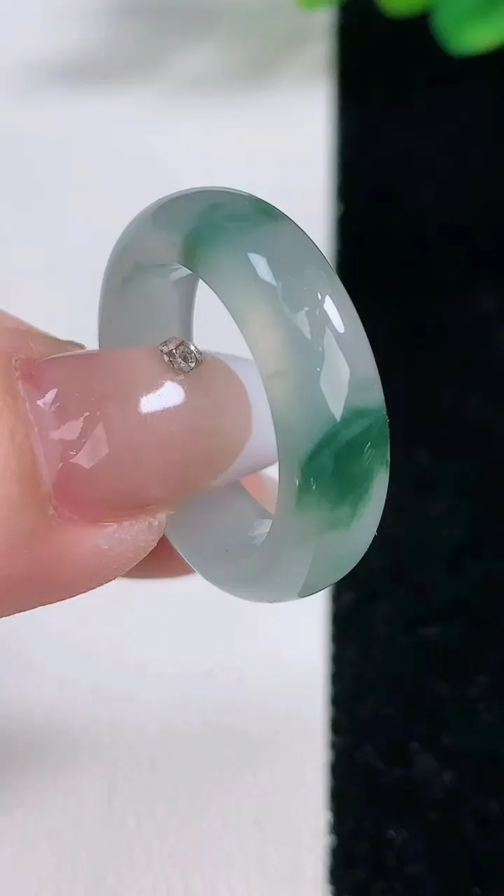 天然A货翡翠冰种飘花指环戒指，尺寸17.6-6.8-4.3，重:5.96g2025年12月11日
工