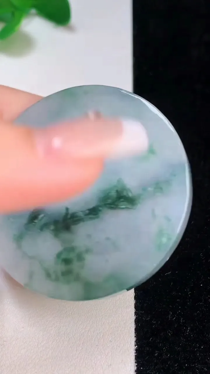 天然A货翡翠飘花无事牌镶嵌件，尺寸52.4-6.5，重:46.65g
12月11日