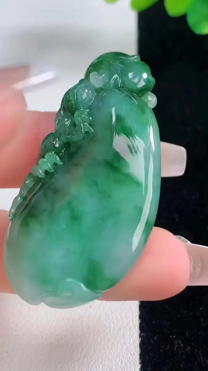 天然A货翡翠福瓜吊坠，尺寸52-26-7.6，重量:17.71g
12月11日