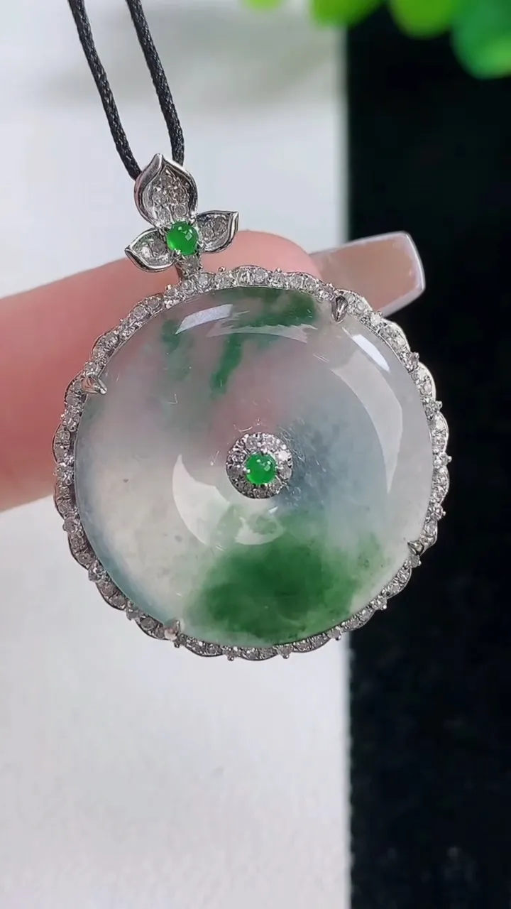 天然A货翡翠种飘花平安扣吊坠，尺寸29.7-23-6.2，裸石20.4重量:4.16g
12月11日