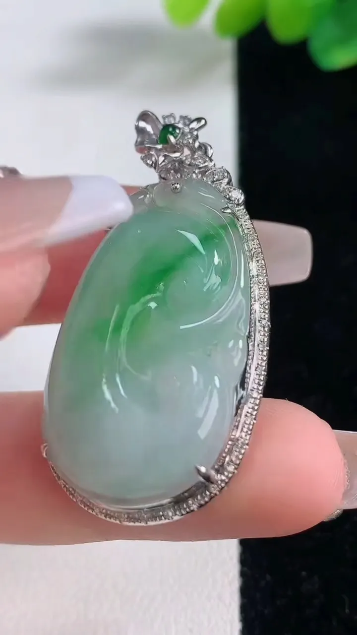 天然A货翡翠如意吊坠，尺寸44.5-22-8，裸石32.5-19.7重量:7.58g
12月11日