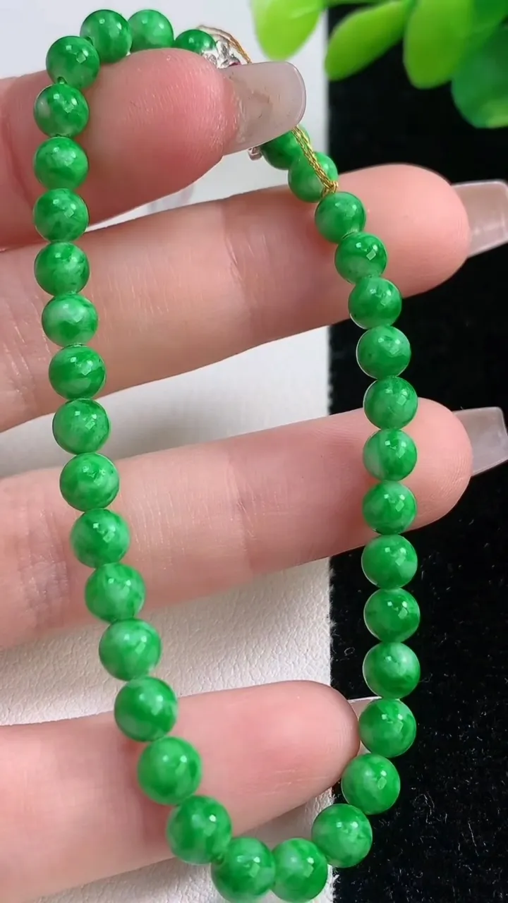 天然A货翡翠圆珠手串，尺寸5.2-35颗，重量:8.83g12月11日
工厂直销收藏佳品,种好水足，色泽均匀，有种有色，上手高大气！
