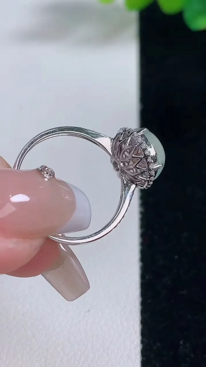 天然A货翡翠蛋面戒指，尺寸17.5-8.6-8.6，重量:3.02g2025年12月11日
工厂直销收藏佳品,种好水足，色泽均匀，有种有色，上手高大气！