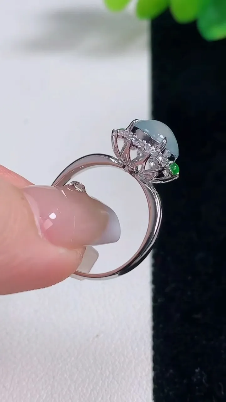 天然A货翡翠种白冰蛋面戒指，尺寸17.5-9-7.8-9.2，重量:2.45g2025年12月11日
工厂直销收藏佳品,种好水足，色泽均匀，有种有色，上手高大气！