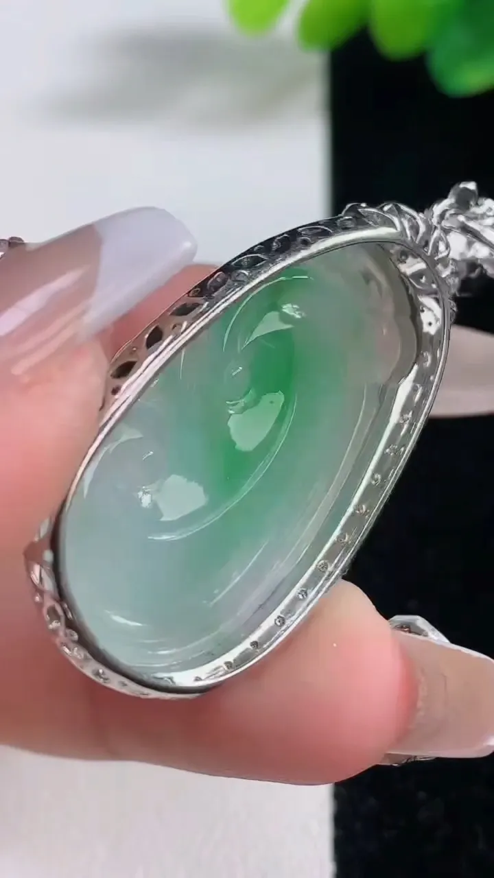 天然A货翡翠如意吊坠，尺寸44.5-22-8，裸石32.5-19.7重量:7.58g
12月11日