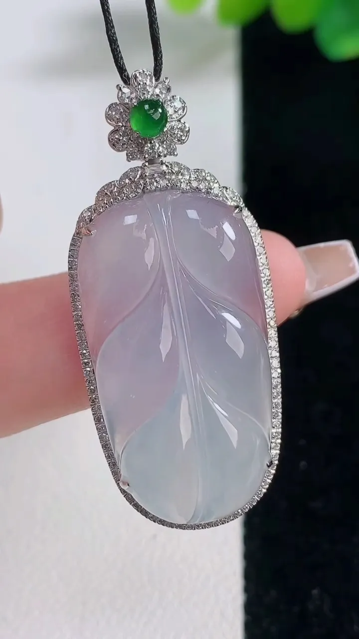 天然A货翡翠种白冰金枝玉叶 叶子吊坠，尺寸41.5-18-8.5，裸石29-15.8重量:6.45g
12月11日