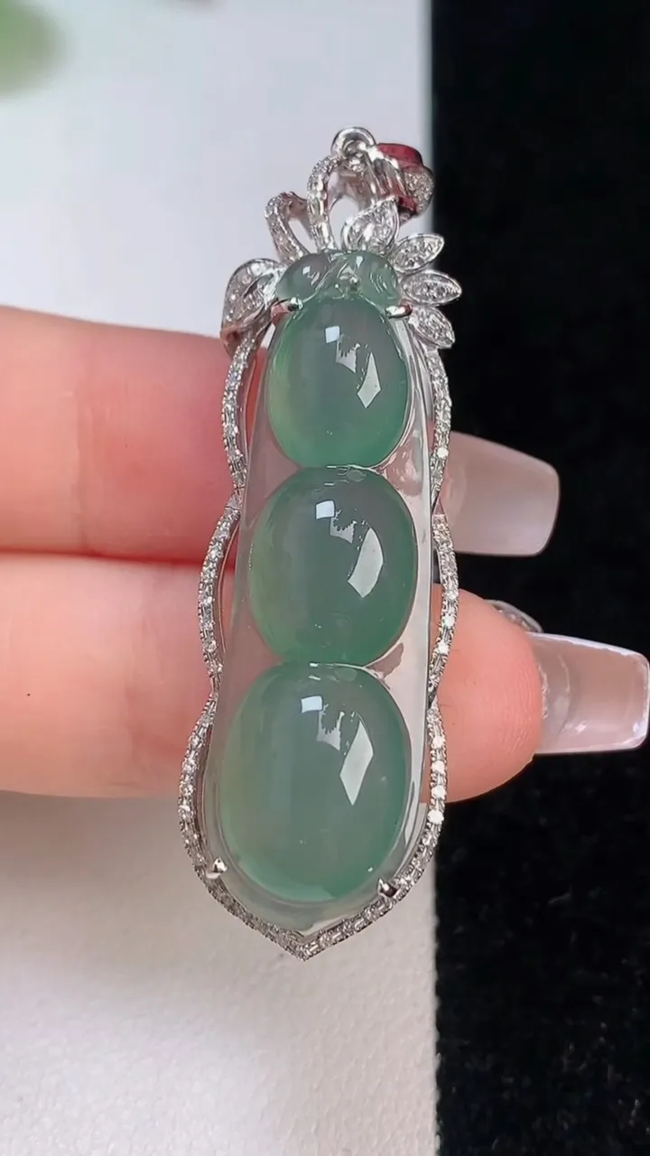 天然A货翡翠福豆吊坠，尺寸54-15.3-10，重:8.48g
12月11日