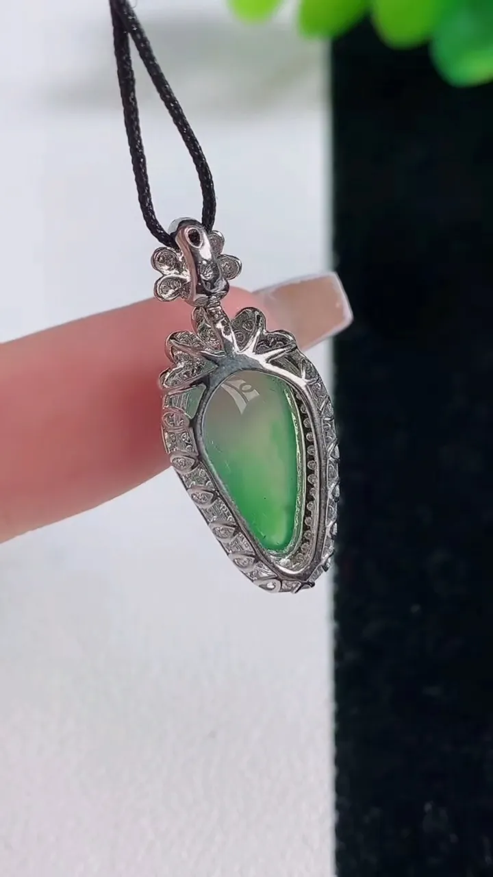 天然A货翡翠福瓜吊坠，尺寸25.6-17-7，裸石14.5-6.7重量:2.09g
12月11日