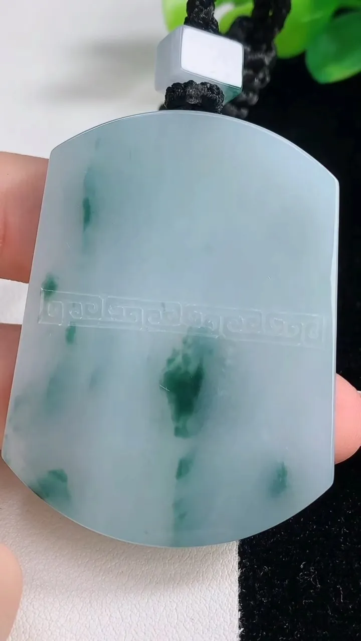 天然A货翡翠种飘花仿古无事牌吊坠，尺寸54-41.2-5.7，重量:41.33g
12月11日