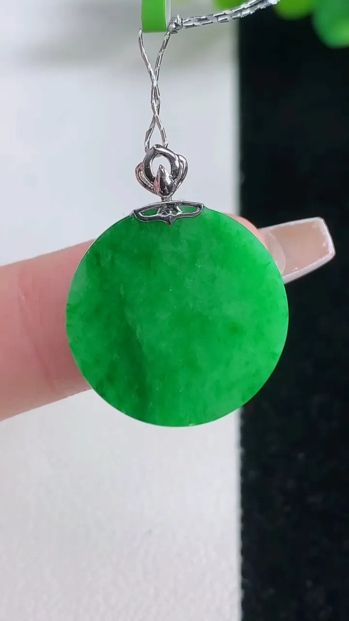 天然A货翡翠无事牌吊坠，尺寸18.4-2.7，重量:3.26g
12月11日