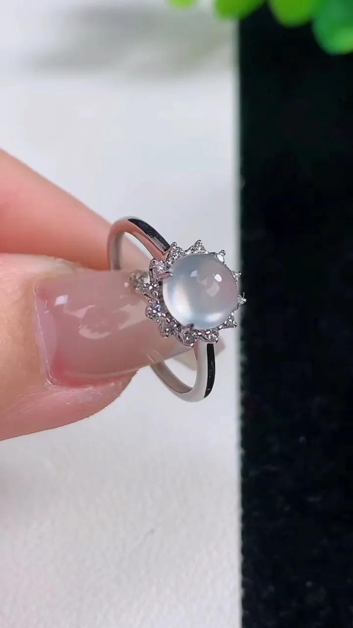 天然A货翡翠种白冰蛋面戒指，尺寸17.5-6.3-6.8，重量:1.53g2025年12月11日
工厂直销收藏佳品,种好水足，色泽均匀，有种有色，上手高大气！