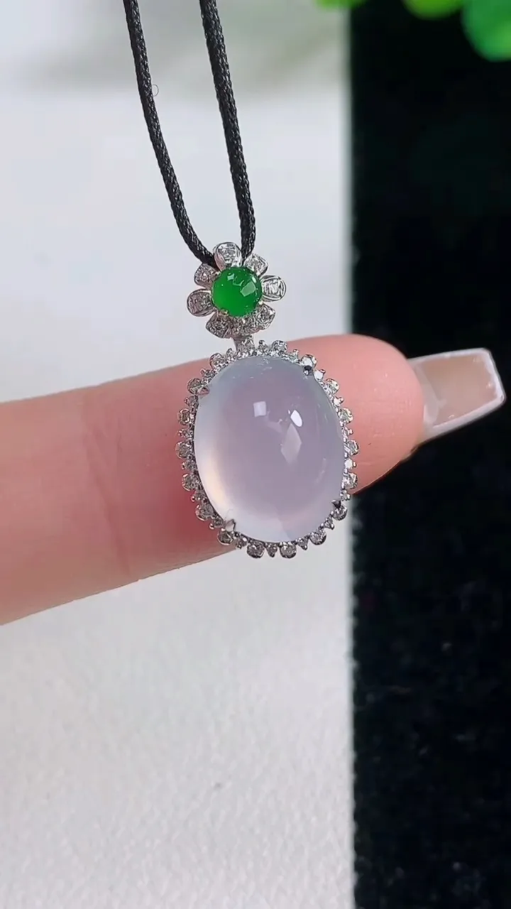 天然A货翡翠种白冰蛋面吊坠，尺寸19.5-11-8.9，裸石10.8-8.5重量:2.02g
12月