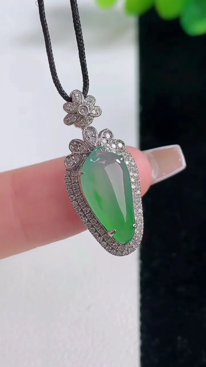 天然A货翡翠福瓜吊坠，尺寸25.6-17-7，裸石14.5-6.7重量:2.09g
12月11日