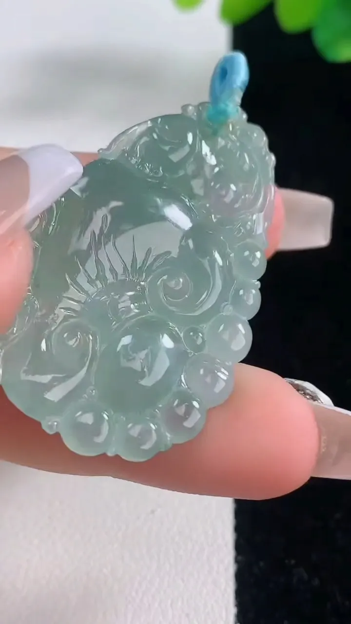 天然A货翡翠如意吊坠，尺寸39.4-27.3-4.8，重量:9.30g
12月11日