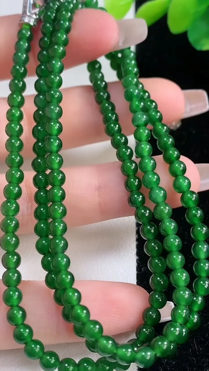 天然A货翡翠小米珠项链，尺寸3.8-158颗，重量:18.77g12月11日
工厂直销收藏佳品,种好水足，色泽均匀，有种有色，上手高大气！