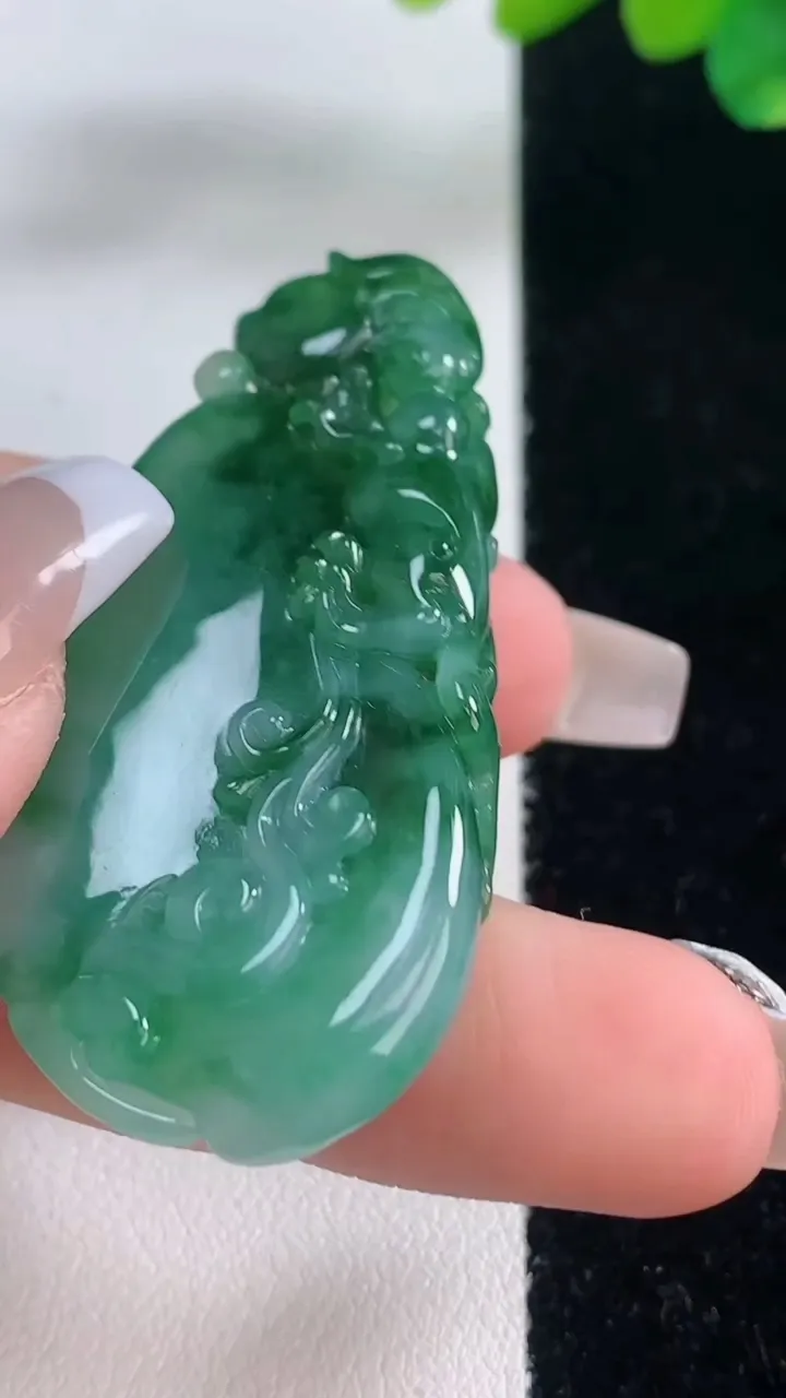 天然A货翡翠福瓜吊坠，尺寸52-26-7.6，重量:17.71g
12月11日