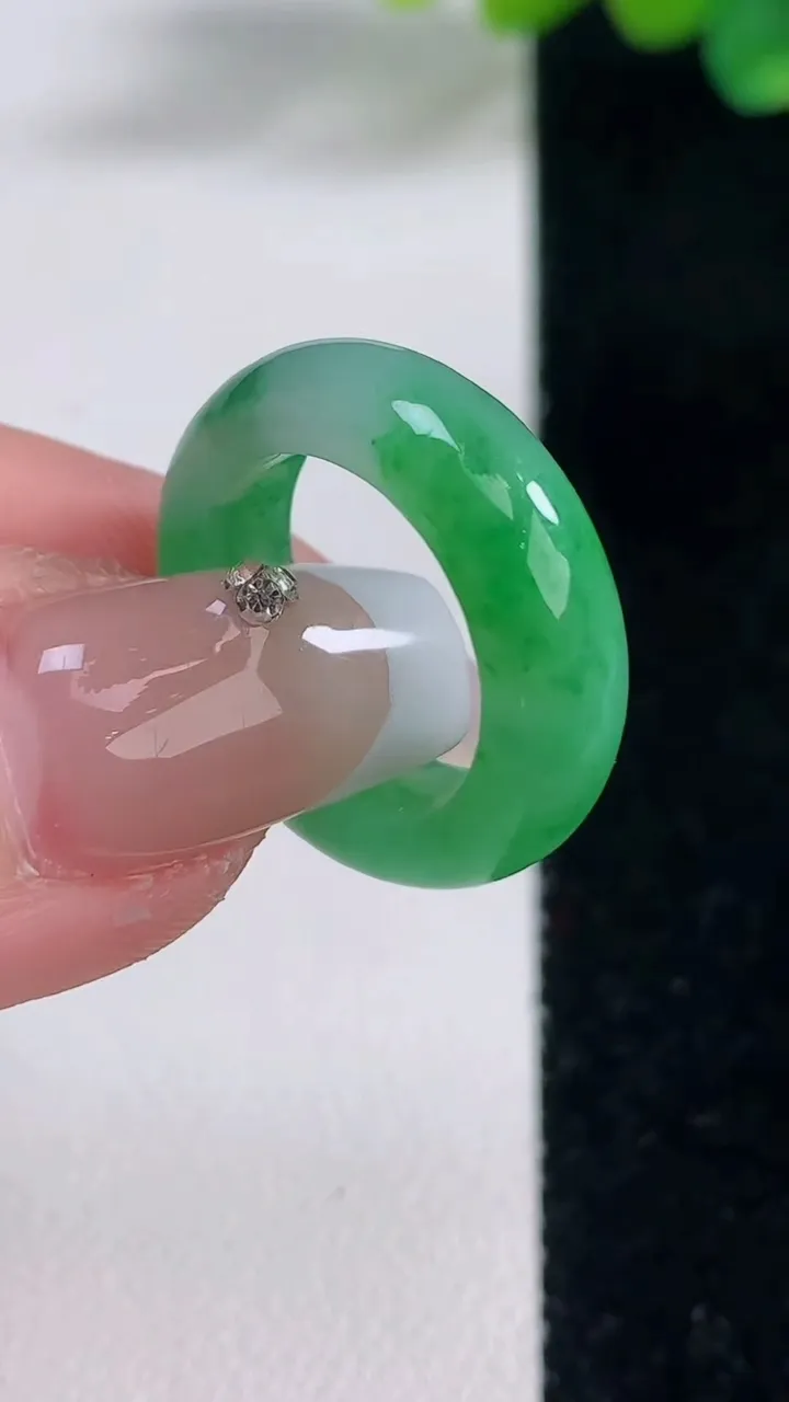 天然A货翡翠指环戒指，尺寸15.4-6-3.5，重量:3.71g2025年12月11日
工厂直销收藏