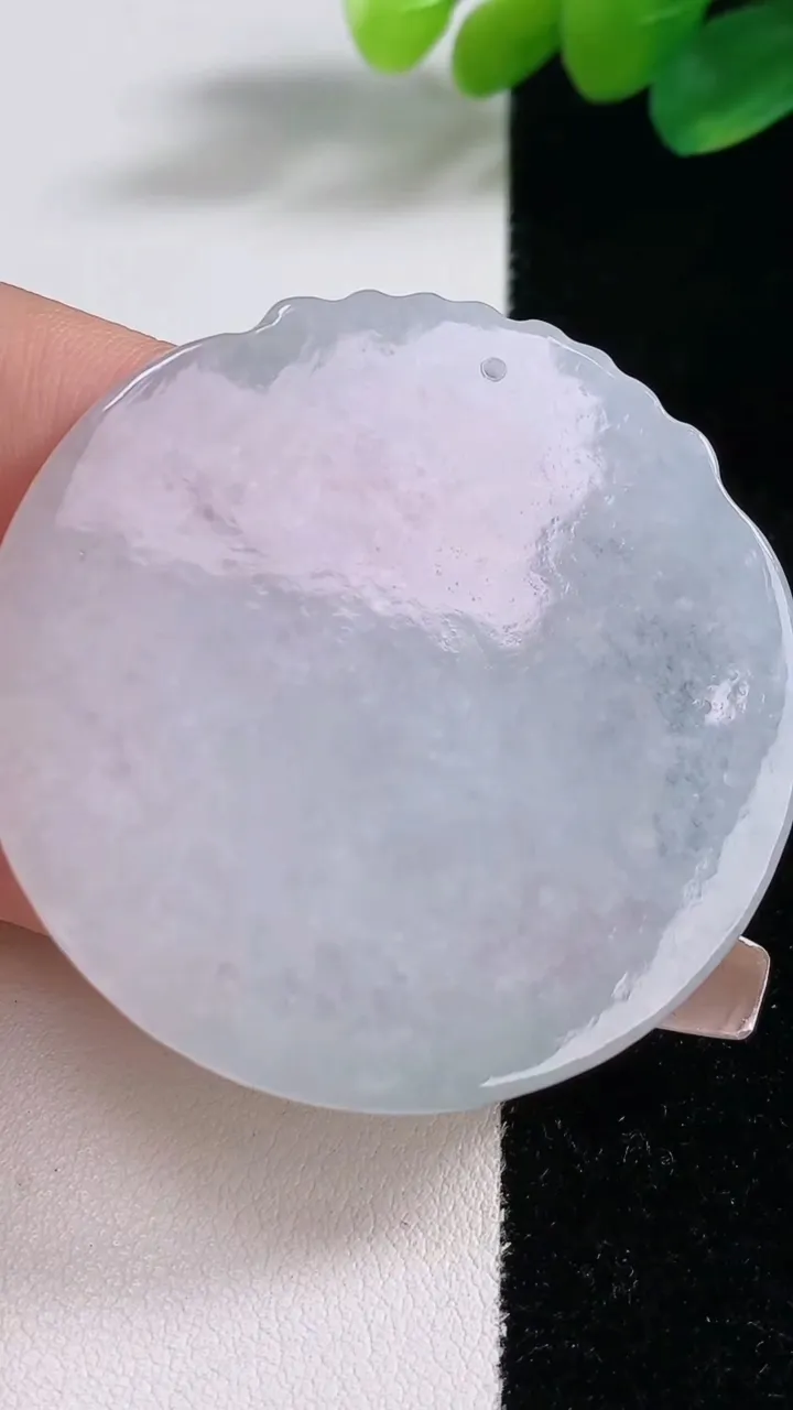 天然A货翡翠生肖猪吊坠，尺寸48.6-49.3-5.8，重:21.07g
12月11日