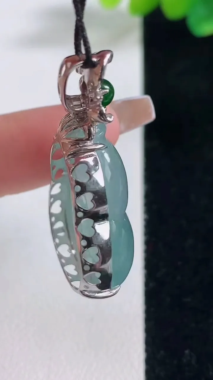 天然A货翡翠种飘花葫芦吊坠，尺寸38-27.6-19.7-10，重量:9.12g
12月11日