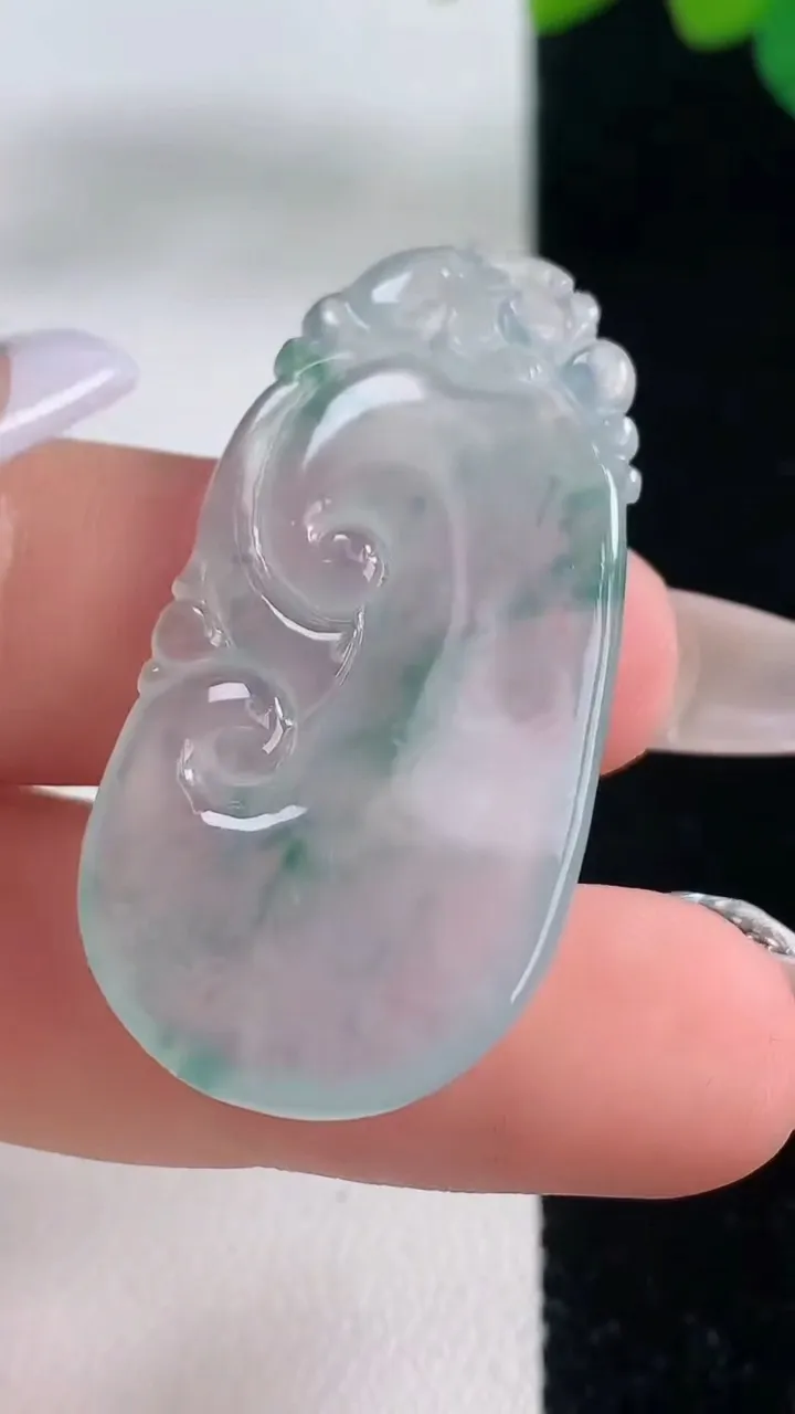 天然A货翡翠冰种飘花如意吊坠，尺寸39.2-20-5.2，重量:7.71g
12月11日