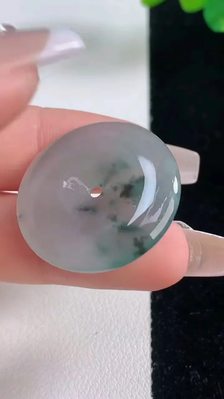 天然A货翡翠冰种飘花平安扣吊坠，尺寸27.3-5，重量:7.39g
12月11日