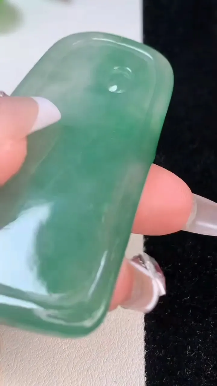 天然A货翡翠大势至菩萨吊坠，尺寸65.5-35-6，重:30.04g
12月11日