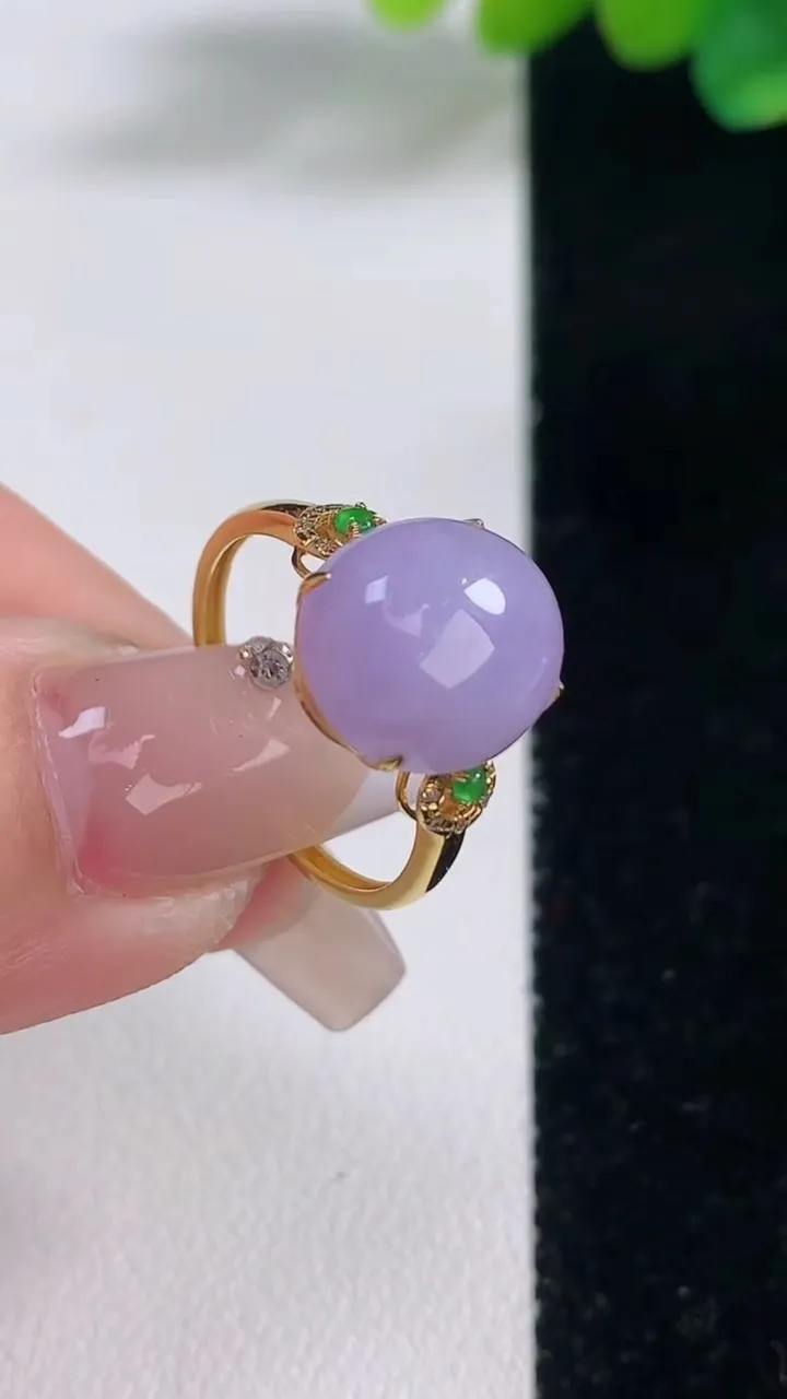 天然A货翡翠18K金紫罗兰蛋面戒指，尺寸17.9-11.6-10.2-6.3，重量:2.31g2025年12月11日
工厂直销收藏佳品,种好水足，色泽均匀，有种有色，上手高大气！