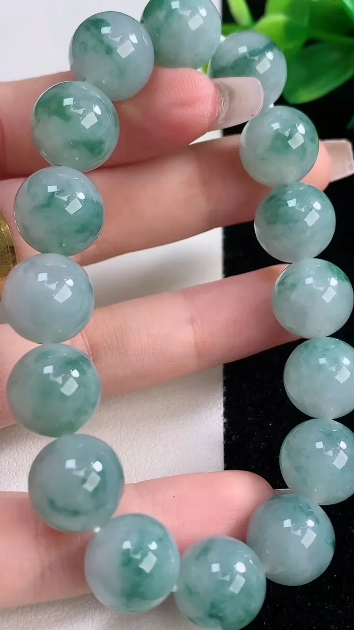 天然A货翡翠种飘花圆珠手串，尺寸12.3-16颗，重量:54.17g12月11日
工厂直销收藏佳品,种好水足，色泽均匀，有种有色，上手高大气！