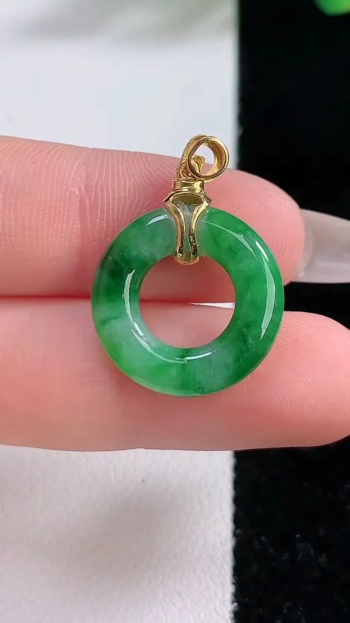 天然A货翡翠平安环吊坠，尺寸18.1-3.3，重:2.61g
12月11日