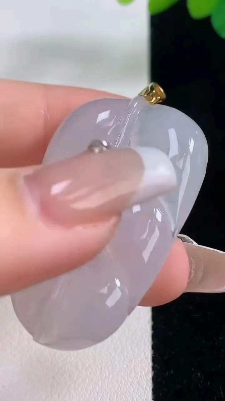 天然A货翡翠种白冰金枝玉叶 叶子吊坠，尺寸42.8-28-5，重量:13.44g
12月11日