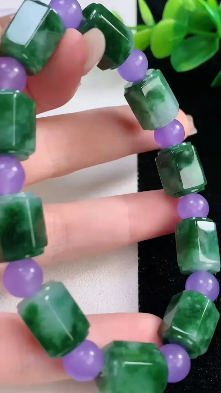 天然A货翡翠路路通手串，尺寸13-10.5-10颗，重量:47.88g12月11日
工厂直销收藏佳品,种好水足，色泽均匀，有种有色，上手高大气！