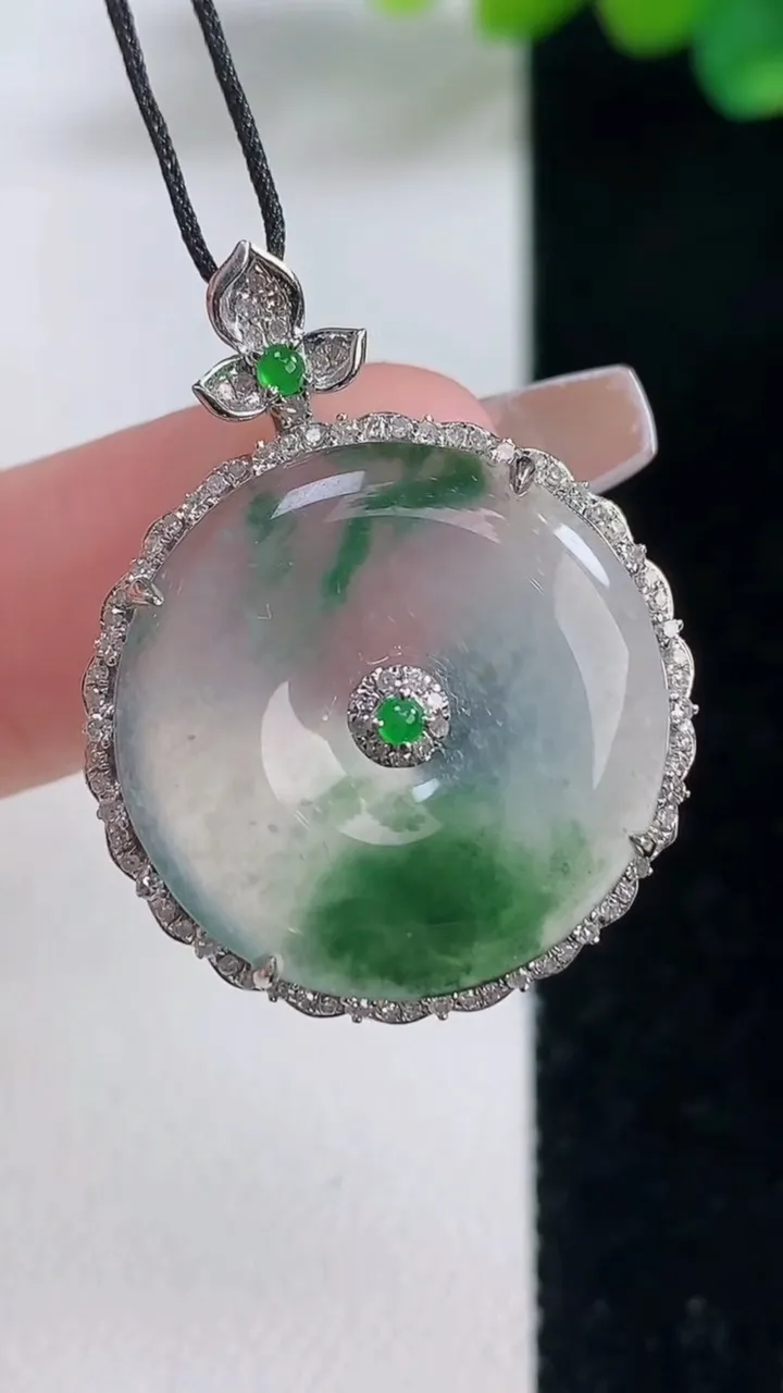 天然A货翡翠种飘花平安扣吊坠，尺寸29.7-23-6.2，裸石20.4重量:4.16g
12月11日