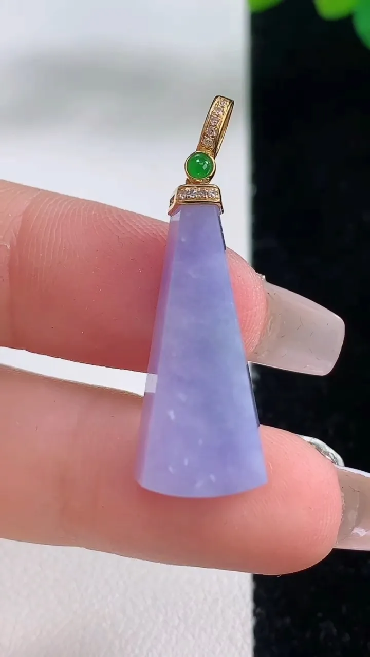 天然A货翡翠18K金紫罗兰无事牌吊坠，尺寸26-11.5-6，重量:3.88g
12月11日