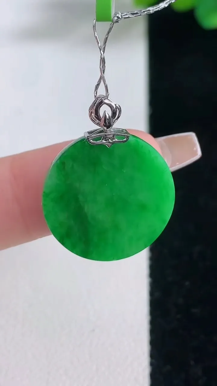 天然A货翡翠无事牌吊坠，尺寸18.4-2.7，重量:3.26g
12月11日