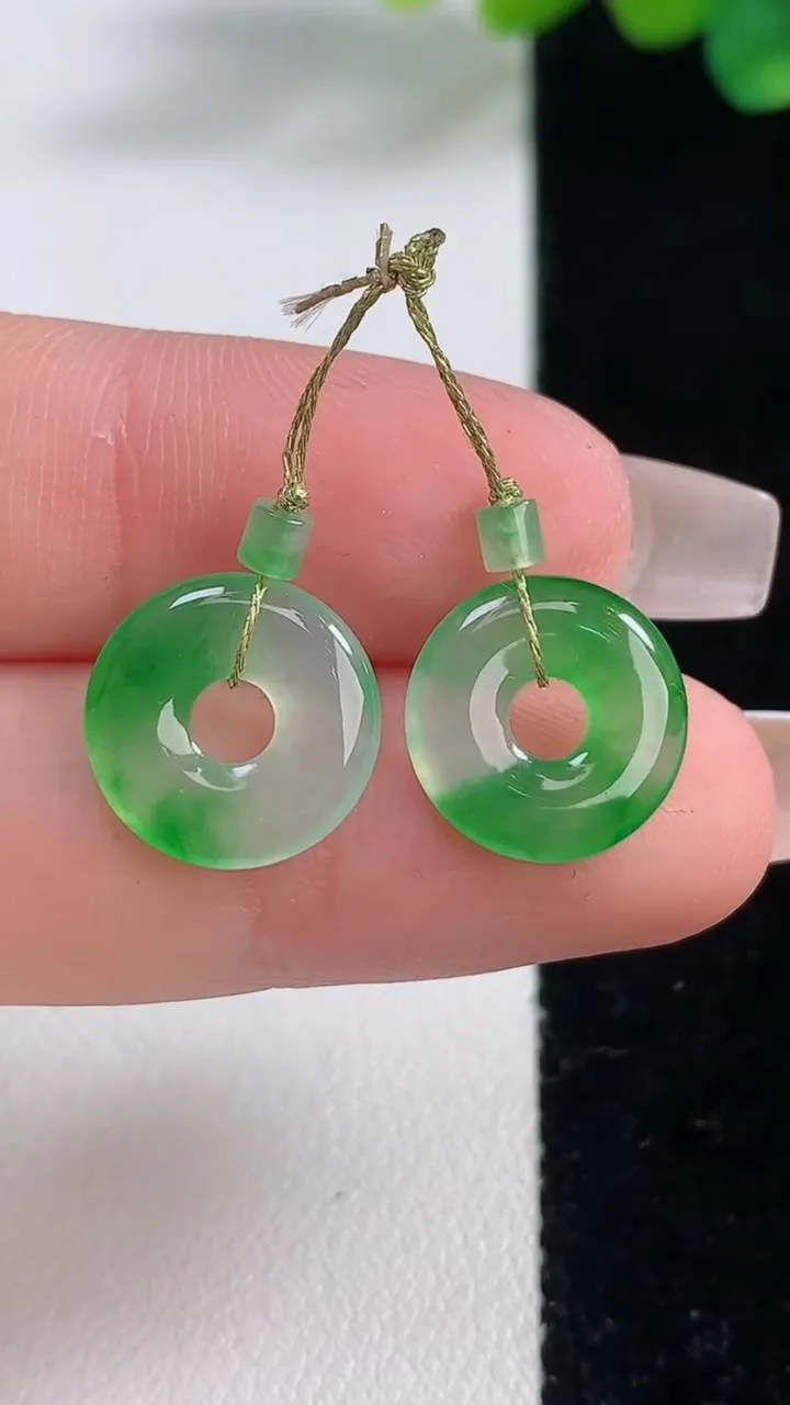 天然A货翡翠平安环吊坠一对，尺寸12.3-2.2，重量:1.55g
12月11日