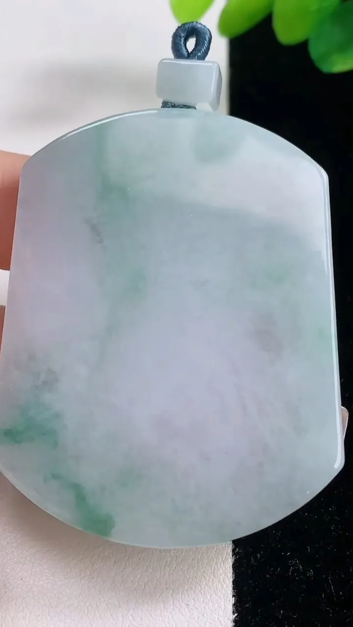 天然A货翡翠飘花无事牌吊坠，尺寸57-43.7-6.2，重量:46.91g
12月11日