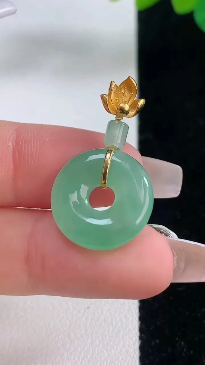 天然A货翡翠平安环吊坠，尺寸17-3.8，重量:2.77g
12月11日