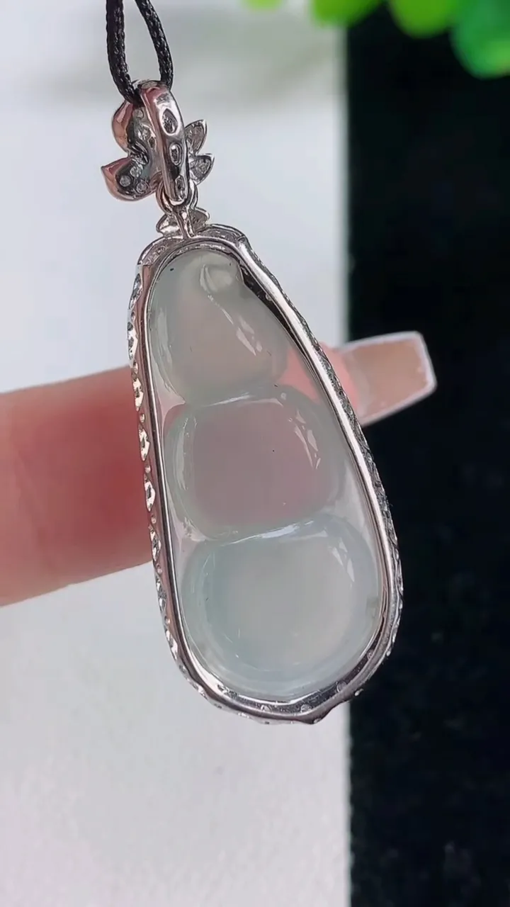 天然A货翡翠种白冰福豆吊坠，尺寸37.6-14-7.8，裸石28.5-12重量:3.98g
12月11日