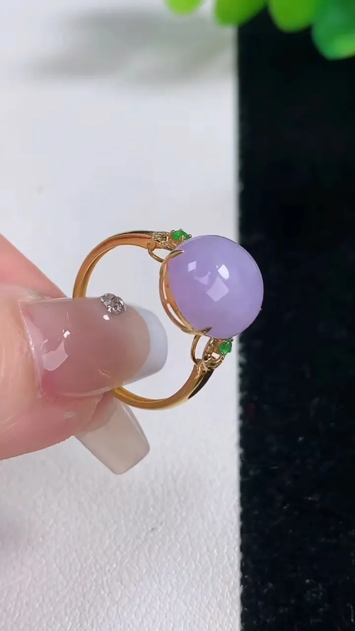 天然A货翡翠18K金紫罗兰蛋面戒指，尺寸17.9-11.6-10.2-6.3，重量:2.31g2025年12月11日
工厂直销收藏佳品,种好水足，色泽均匀，有种有色，上手高大气！