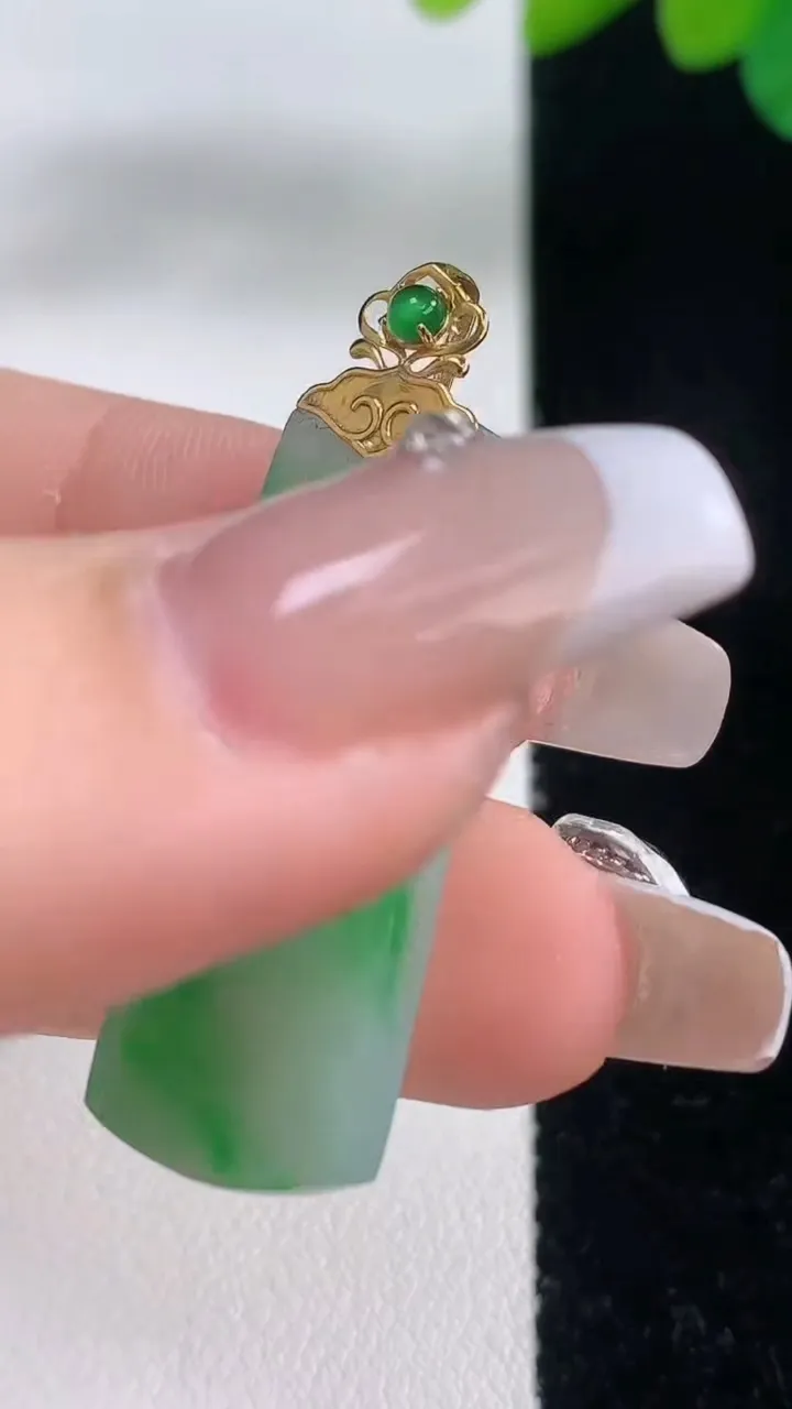 天然A货翡翠无事牌吊坠，尺寸33-11.7-4，重量:4.83g
12月11日