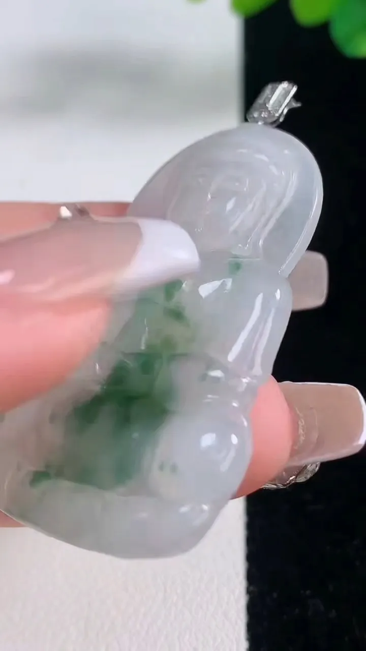 天然A货翡翠种飘花观音菩萨吊坠，尺寸45.8-30.4-3.8，重量:9.57g
12月11日