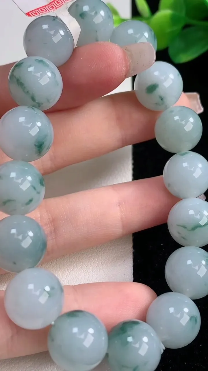 天然A货翡翠飘花圆珠手串，尺寸12.5-16颗，重量:56.95g12月11日
工厂直销收藏佳品,种好水足，色泽均匀，有种有色，上手高大气！