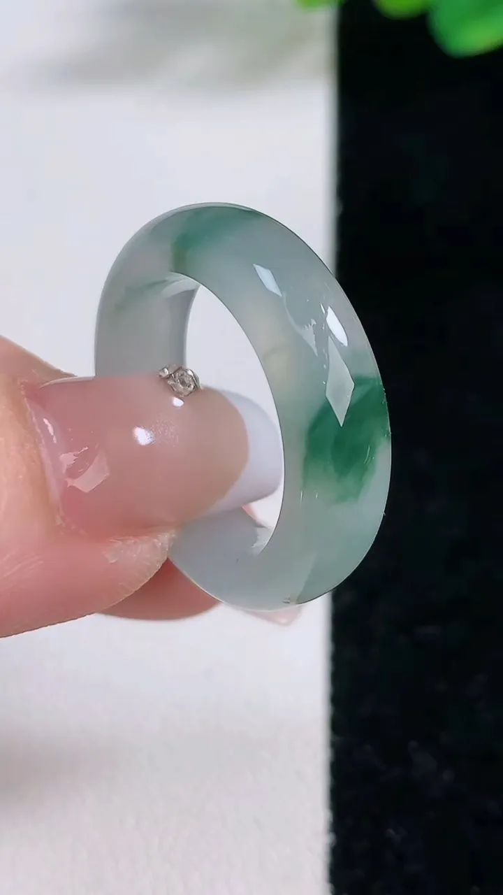 天然A货翡翠冰种飘花指环戒指，尺寸17.6-6.8-4.3，重:5.96g2025年12月11日
工