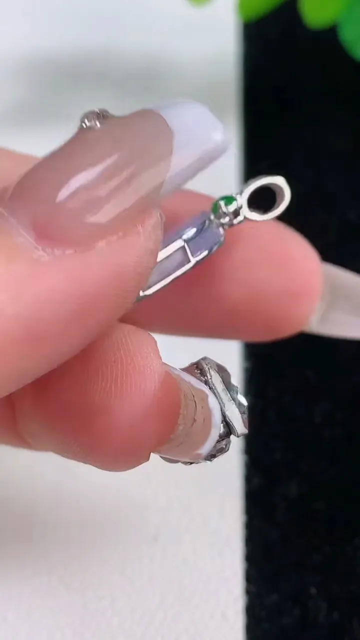 天然A货翡翠18K金春带彩紫罗兰无事牌吊坠，尺寸21.7-12.3-3.2，重量:3.09g
12月11日