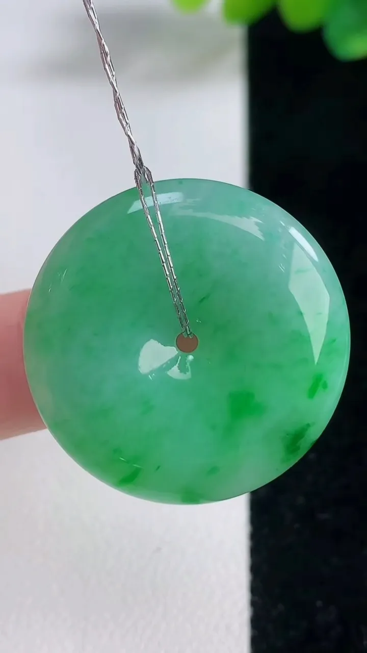 天然A货翡翠平安扣吊坠，尺寸27.6-5.6，重量:9.48g
12月11日